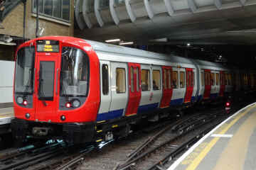 20140517 Possibly the second newest tube train in service was 21415-21416 on a circle line service.jpg (1171859 bytes)